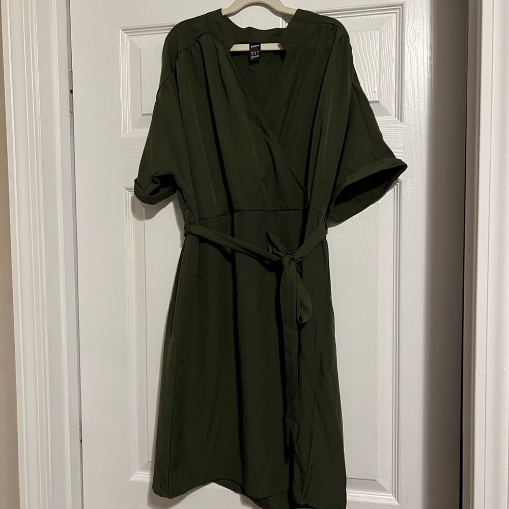 Medium belted dress pine green color. Never worn